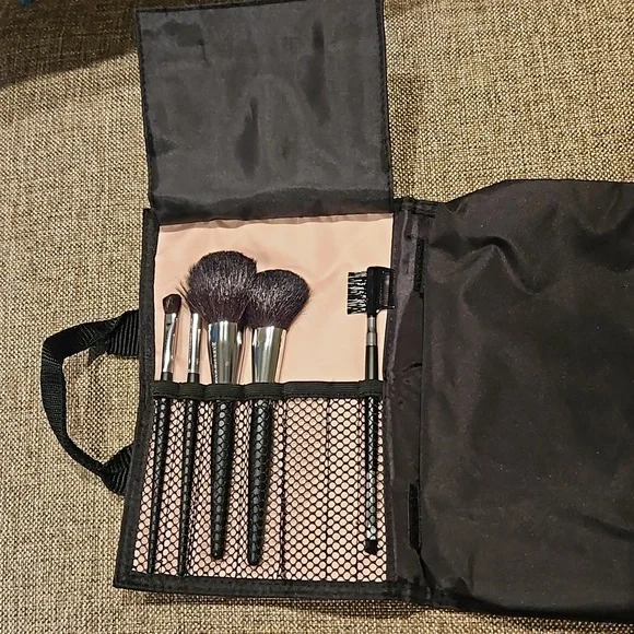 Mary Kay makeup brushes and makeup bag - Picture 1 of 6